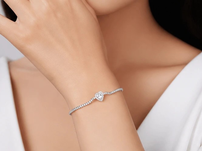 Aura Devotion Shimmering Heart Bolo Bracelet